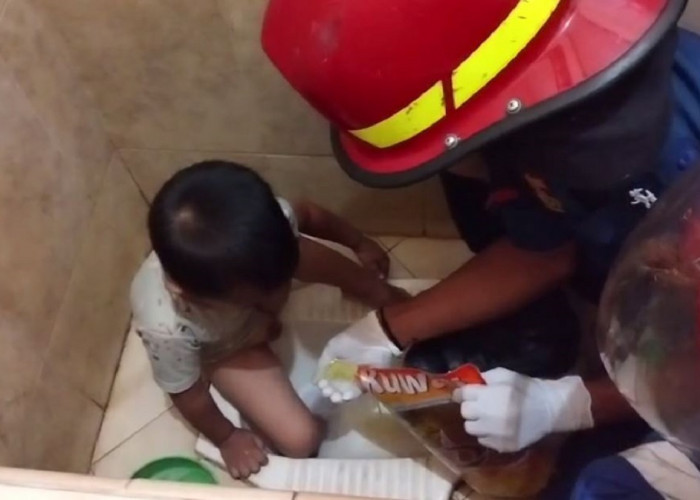 Petugas Damkar Kota Jambi Selamatkan Kaki Anak Yang Terjebak Di Kloset