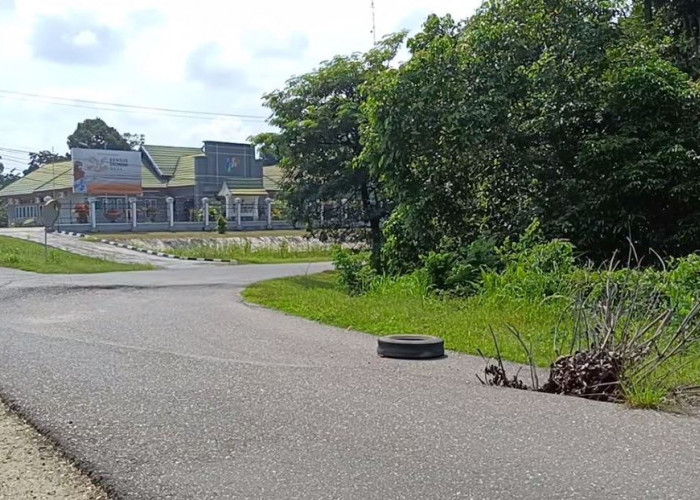 Hampir Satu Tahun Jalan Perkantoran Bupati Sarolangun yang Amblas Tak Kunjung Diperbaiki 