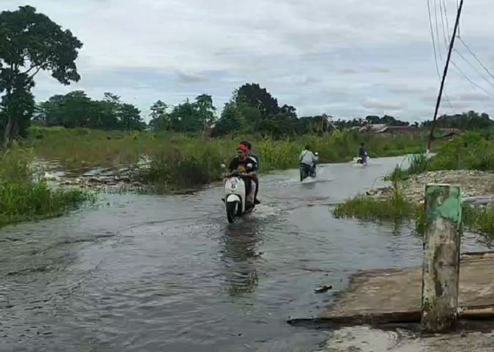 Banjir Sudah Mulai Merendam Rumah dan Jalan di Kelurahan Legok 