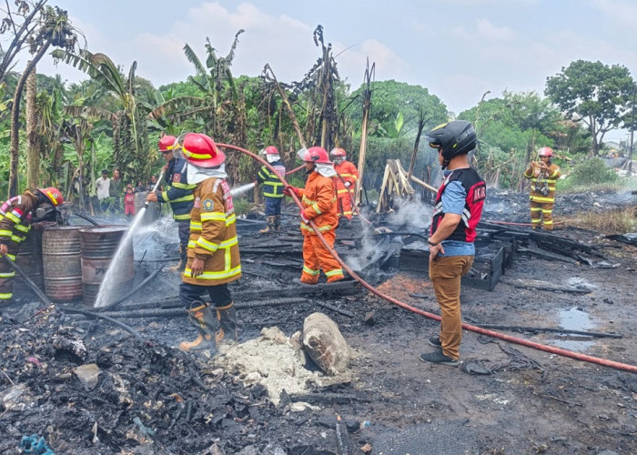 Diduga Dibakar ODGJ, Rumah Sekaligus Tempat Penampungan Rongsokan di Jambi Ludes Terbakar