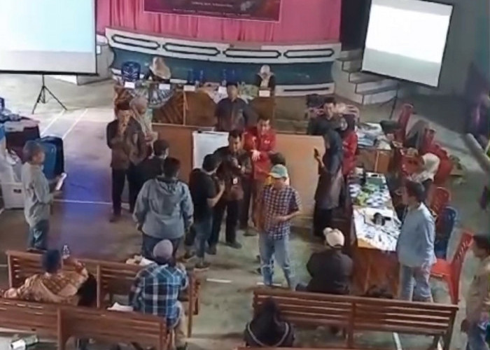 Ricuh Saat Pleno, Rapat Rekapitulasi Penghitungan Suara di Kecamatan Gunung Raya Sempat Ditunda