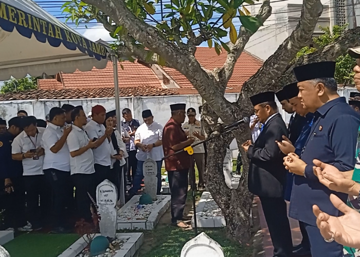 Maulana Pimpin Prosesi Pemakaman Mantan Wali Kota Jambi di TMP Satria Bhakti 