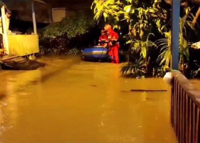 Dinas Damkartan Kota Jambi Terjunkan 20 Personil Untuk Evakuasi Warga Terjebak Banjir