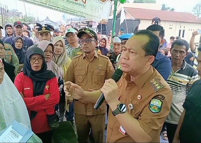 Tegas!!! Respon Tuntutan Warga, Bupati BBS Resmi Tutup Pelabuhan Pasir di Penyengat Olak