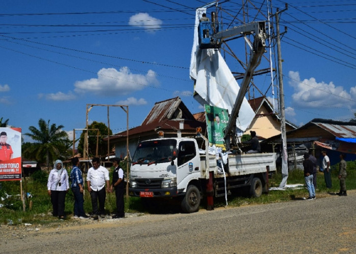  Gunakan Mobil Hidrolik, Bawaslu Tebo Turunkan Paksa APK  Billboard di 4 Titik