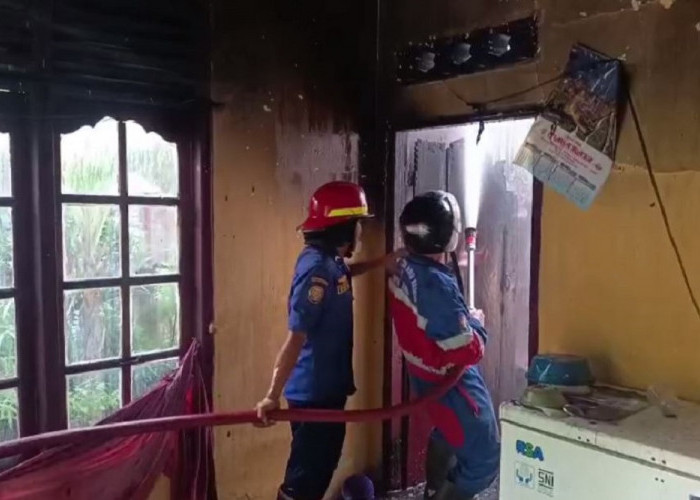 Api dari Kamar Terkunci, Petugas Damkar Kota Jambi Bongkar Pintu dan Padamkan Kebakaran