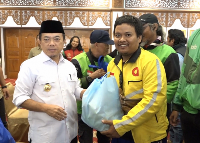 300 Paket Sembako, Untuk Ojek Online dari Gubenur Al Haris 