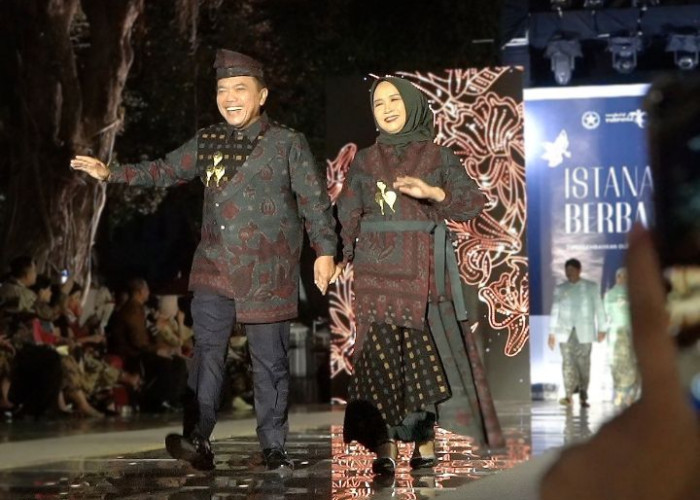 Berbalut Batik Jambi, Gubernur Al Haris dan Istri Tampil Memukau di Istana Berbatik