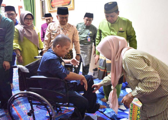 Wali Kota Maulana Kunjungi Warga Sakit Stroke, Serahkan Bantuan Kursi Roda dan Aktifkan Kembali BPJS Kesehatan