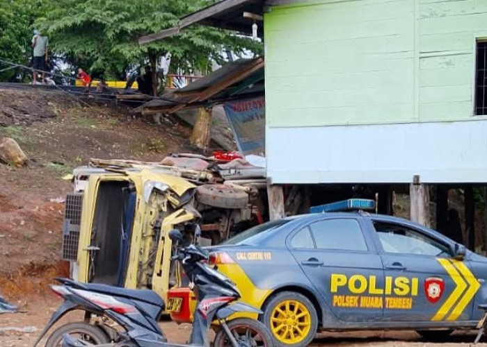 Kecelakaan Di Muara Tembesi, Truk Box Terjungkal dan Menabrak Rumah Warga