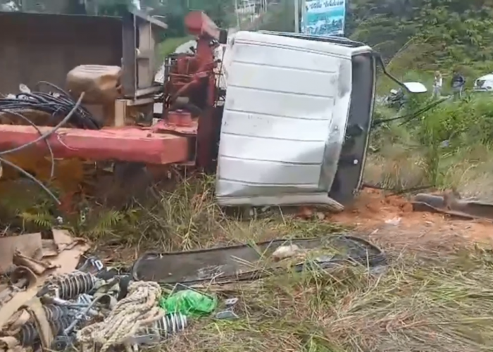DIDUGA REM BLONG, MOBIL VENDOR PLN UP3 JAMBI TERBALIK DI PENURUNAN BUKIT TENGAH