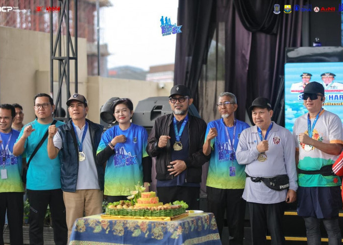 Sekda Sudirman Resmi Lepas Peserta Gizi Run 5K dan Potong Tumpeng Peringati HGN ke-66