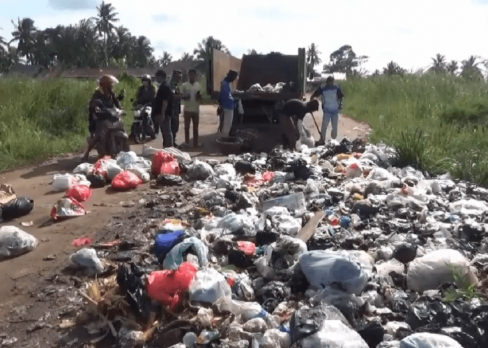 Warga Kumpeh Ulu Keluhkan Sampah Menumpuk di Badan Jalan dan Mengeluarkan Bau Tak Sedap