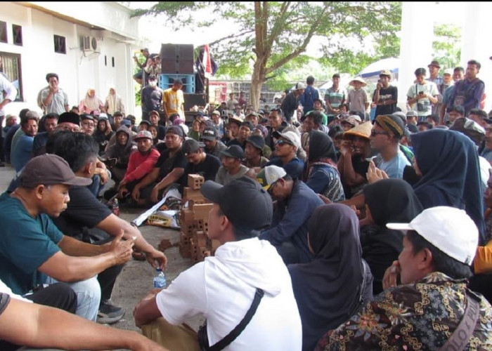 Tuntut Kepastian Hukum, Ratusan Pengrajin Batu Bata Sungai Gelam Geruduk DPRD Muaro Jambi