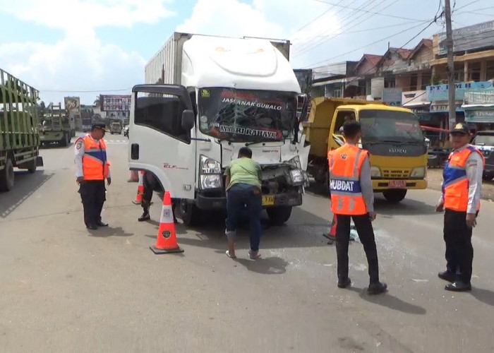 Kecelakaan di Simpang Rimbo, Truk Ekspedisi Tabrak Truk Batu Bara yang Mengerem Mendadak
