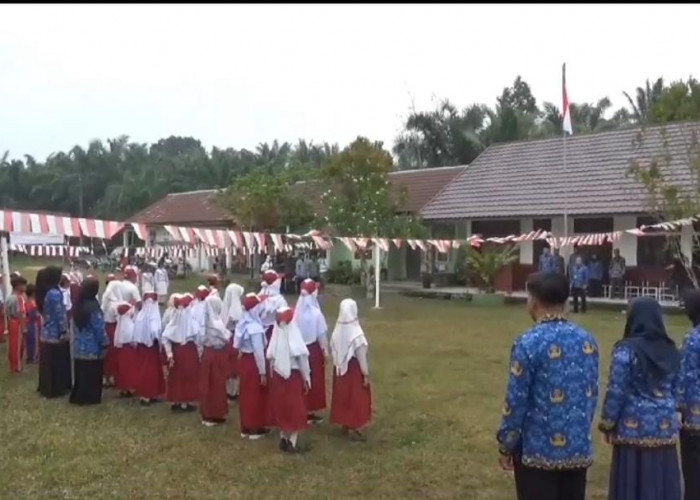 Anak-Anak SAD di Muaro Jambi Gelar Upacara Peringatan Hut Ke-78 RI 