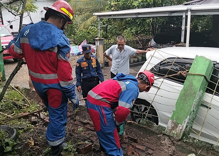 Pagar Roboh Timpa Mobil di Kota Jambi, Damkar Gerak Cepat Evakuasi