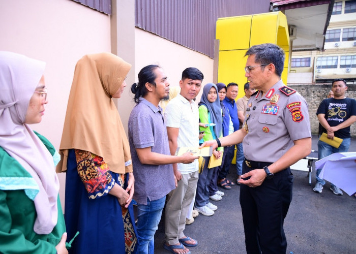 Kapolda Jambi Berikan Tali Asih kepada Korban Kebakaran Aspol Polda Jambi, Wujud Kepedulian dan Empati Polri