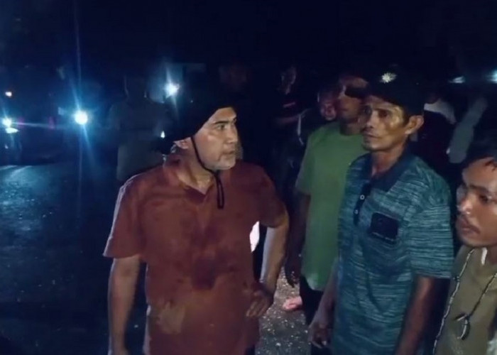 Tumbangkan Pohon, Sekelompok Warga Hadang Petugas. Bupati Dodi Berang!