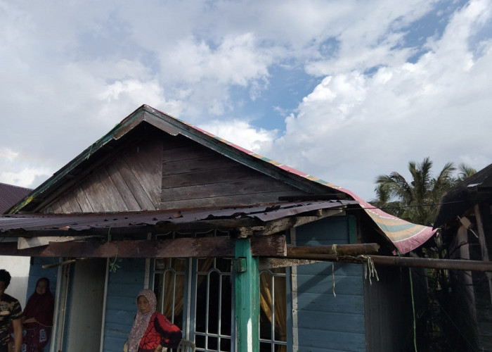 Diterjang Puting Beliung, Dua Rumah Warga Desa Majelis Hidayah Rusak
