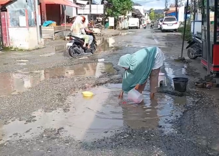 Protes Jalan Rusak, Warga Pulau Tengah Cuci Piring di Tengah Jalan