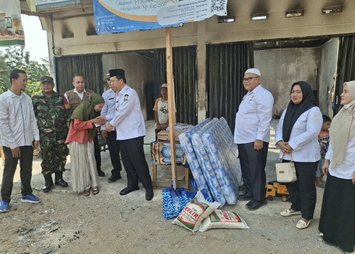Bupati Dr.Bambang Bayu Suseno Salurkan Bantuan untuk 2 Korban Kebakaran di Pijoan Jaluko