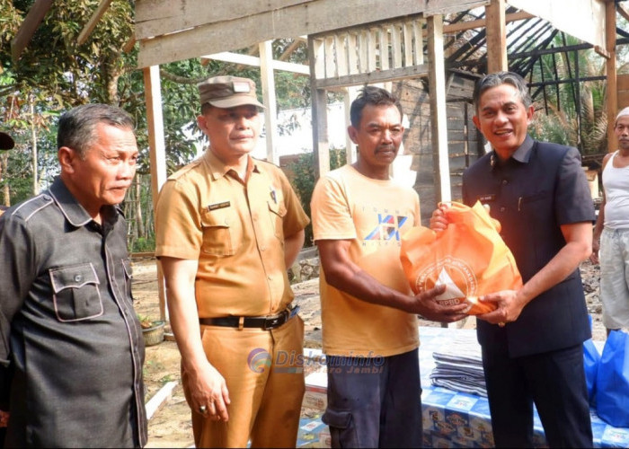 Wabup Muaro Jambi Turun Langsung Bantu Korban Kebakaran di Sekernan