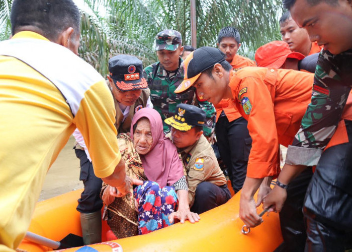 Turun ke Lokasi Banjir di Tebo, Gubernur Jambi Al Haris Bantu Evakuasi Lansia