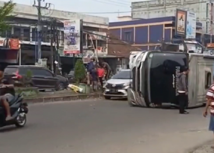 Bus Pariwisata Terbalik di Jalan Kapten Pattimura, Diduga Hindari Pemotor Putar Arah