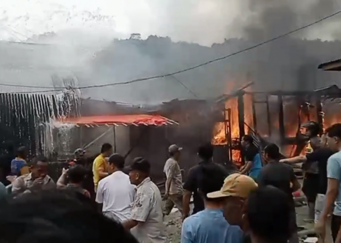 4 Unit Rumah di Kerinci Habis Dilalap Sijago Merah