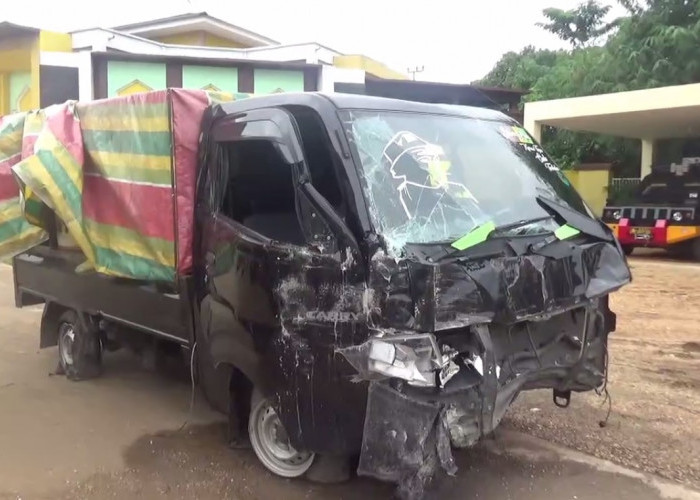 Kecelakaan Tunggal, Mobil Muatan Minyak Ilegal Tabrak Pagar Rumah Warga di Muara Bulian