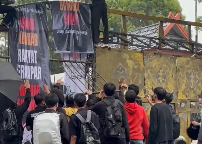 Demo Karhutla Aksi Ketiga Aliansi Rakyat Jambi Marah Memanas, Pagar Kantor Gubernur Rusak Kota Jambi