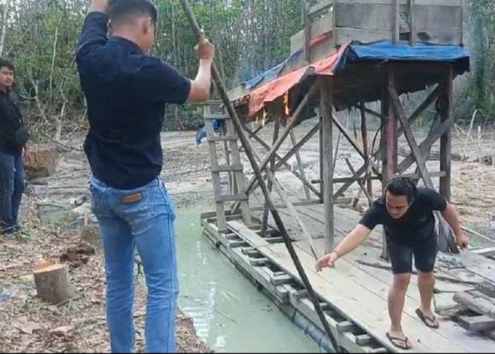 Gerebek PETI di Rimbo Bujang, Unit Tipiter Polres Tebo Musnahkan Tiga Rakit Dompeng dengan Cara Dibakar