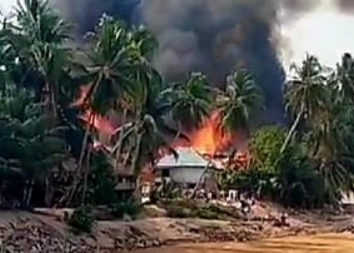 Breaking news!!! Si Jago Merah Mengamuk di Desa Tendah, Belasan Rumah Terbakar
