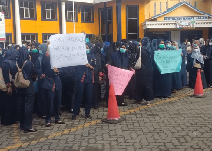 Ratusan Honorer RSUD Raden Mataher Unjuk Rasa Ancam Mogok Kerja