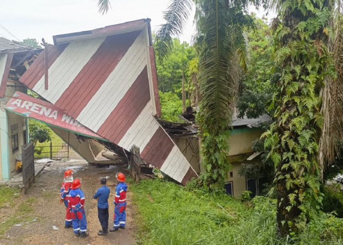 Hujan Deras Picu Longsor, Rumah Dinas di Telanaipura Jambi Ambruk