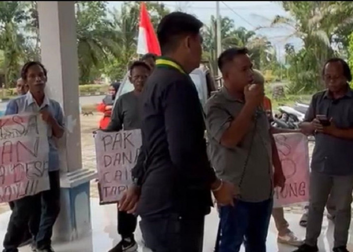 Demo Ketiga Warga Desa Parit: Geruduk Kantor PMD, Tuntut Transparansi Dana Desa hingga Desak Kades Mundur