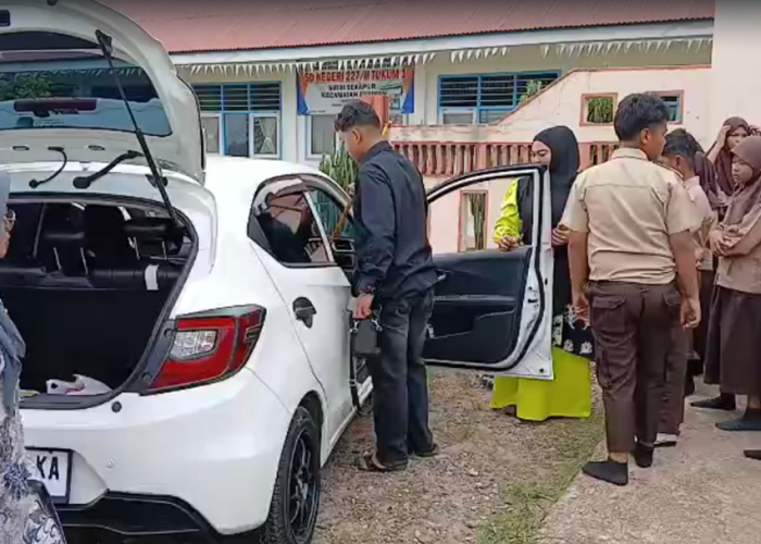 Mobil Guru SDN 227 Sirih Sekapur Menjadi Korban Pecah Kaca