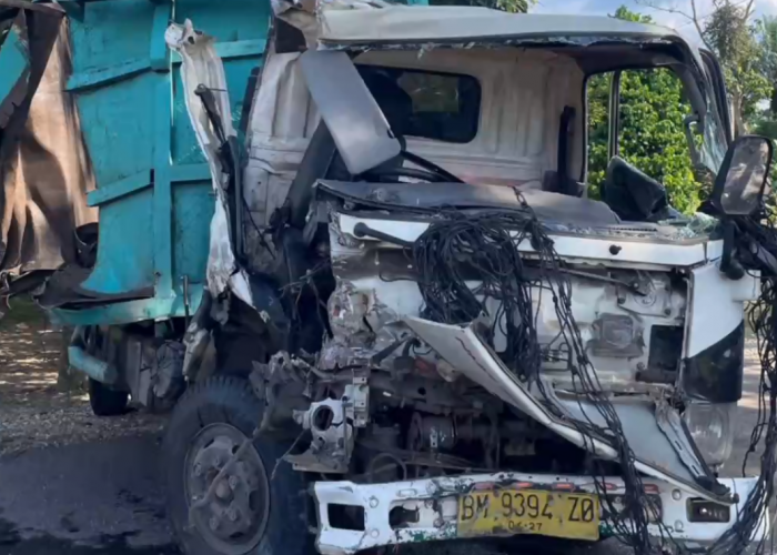 Diduga Sopir Mengantuk, Dua Truk Ringsek Tabrakan di Batang Hari