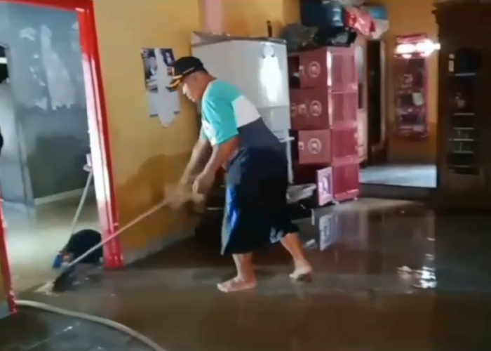 Banjir di Tebo Mulai Surut, Warga Sumay Mulai Bersihkan Rumah Dari Lumpur