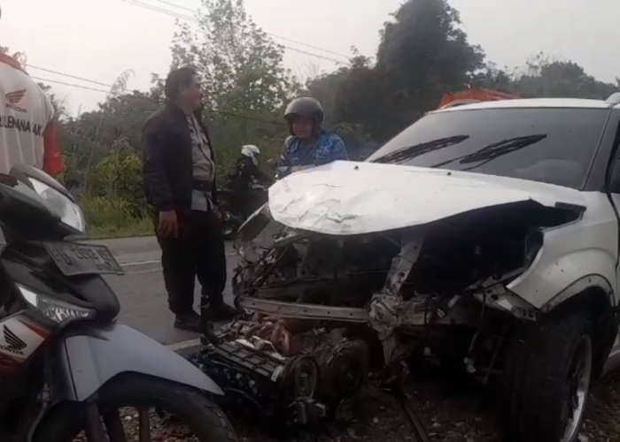 Dua Mobil Pribadi Terlibat Kecelakaan di Sarolangun, Ringsek Usai Tabrakan