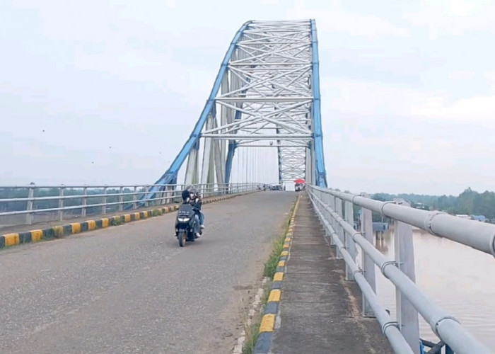 Dua Bulan Pasca Tabrakan Tongkang, Perbaikan Fender Jembatan Muara Sabak Belum Dimulai
