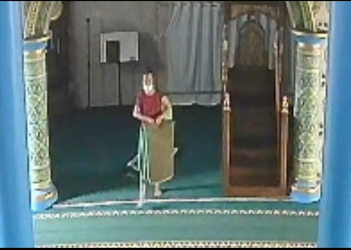 Wanita Berambut Pirang Terekam CCTV Maling Ambal Masjid, Datang Pakai Ojek