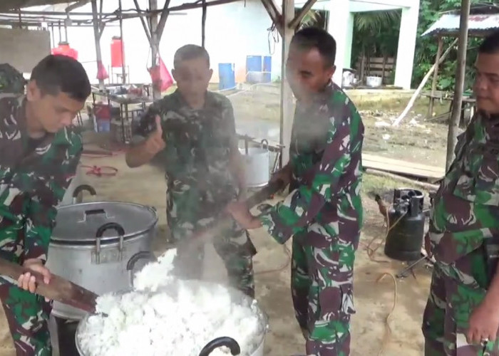 Anggota TNI 416-04 Koramil Pulau Temiang Memasak dan Salurkan Makanan Untuk Korban Banjir