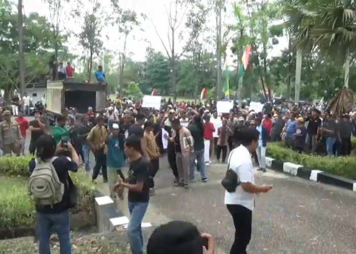 Ratusan Massa Geruduk DPRD Tebo, Tuntut Pencabutan HGU PT Tebo Indah