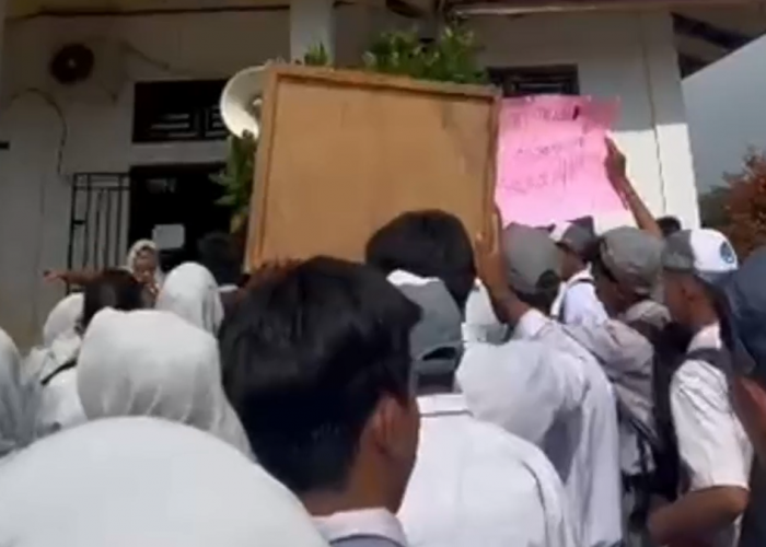 Pasca Siswa  Smkn 7 Tanjab Barat Unjuk Rasa  Perbaikan Sapras