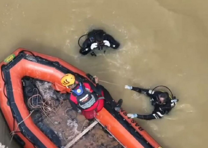 Pencarian Orang Tenggelam, Tim Basarnas Terkendala Derasnya Arus di Dasar Sungai Batanghari 