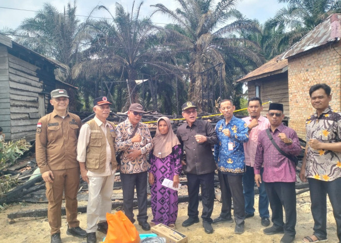 Ketua DPRD Muaro Jambi Tinjau Korban Kebakaran di Seponjen, Serahkan Bantuan untuk Ibu Soleha
