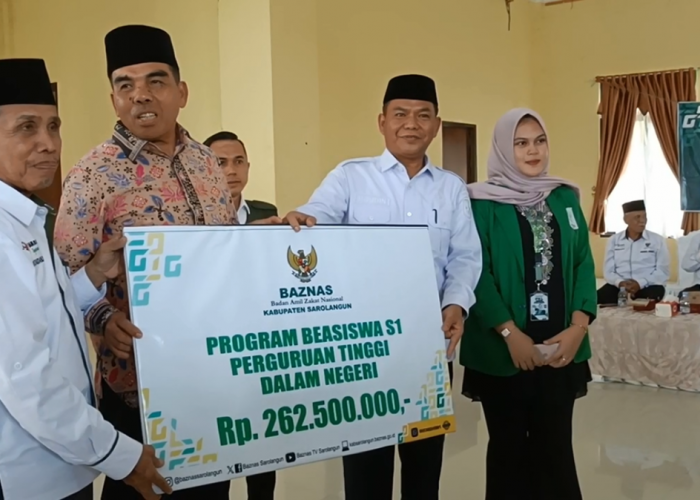 BAZNAS Sarolangun Salurkan Beasiswa untuk 105 Mahasiswa dan Bantuan Hewan Ternak
