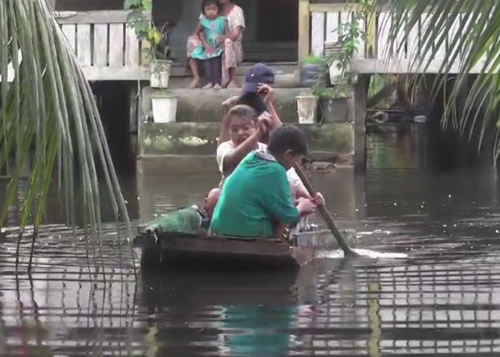 Banjir Mulai Surut, Warga Masih Beraktifitas Gunakan Perahu 
